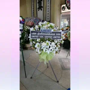 พวงหรีดจัดเสริมประดับด้วย ดอกไม้แห้ง รอบหน้าพัดลม