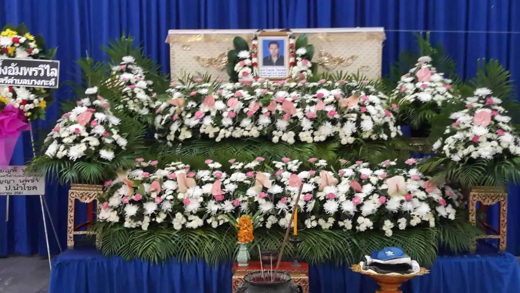 จัดดอกไม้หน้าศพ-แบบที่ 7 พวงหรีด จัดดอกไม้หน้าศพ